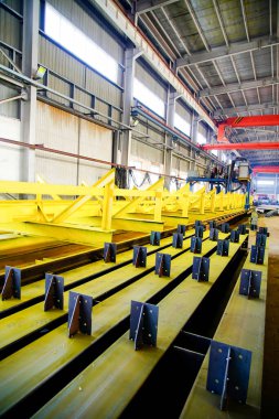 Ağır sanayi fabrikasında çelik yapı işleme