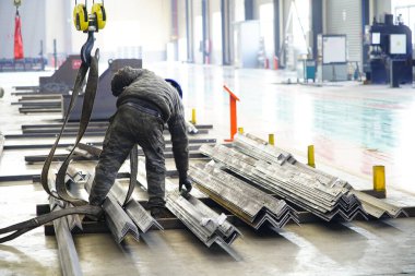 CNC kesme işçileri iş başında.