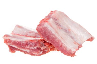 Kemikli domuz eti, beyaz arka planda domuz kaburgası.