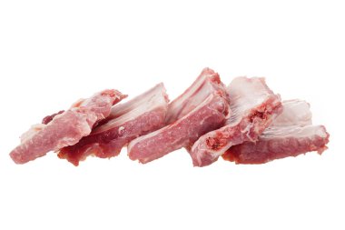 Kemikli domuz eti, beyaz arka planda domuz kaburgası.