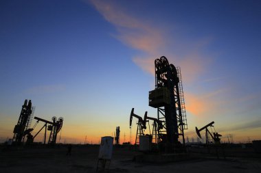 Petrol sahası, akşamları, petrol pompaları çalışıyor.,