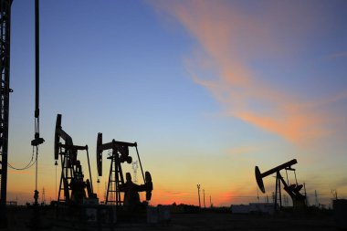 Petrol sahası, akşamları, petrol pompaları çalışıyor.,