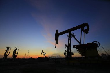 Petrol sahası, akşamları, petrol pompaları çalışıyor.,