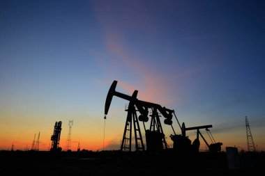 Petrol sahası, akşamları, petrol pompaları çalışıyor.,