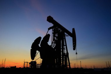 Petrol sahası, akşamları, petrol pompaları çalışıyor.,