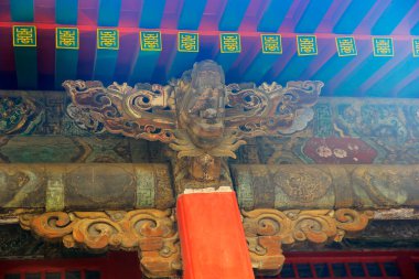 Arka planda mavi renkli fayanslar var.,