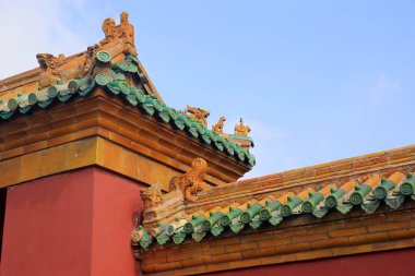 Arka planda mavi renkli fayanslar var.,