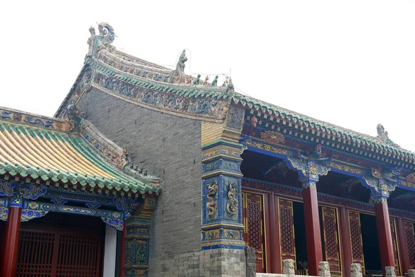 Arka planda mavi renkli fayanslar var.,