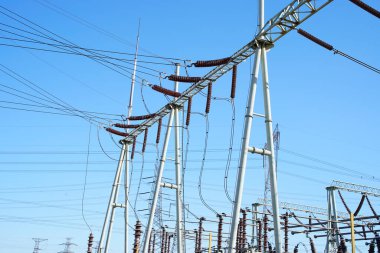 Pylon, yüksek voltajlı kule gökyüzü arka planı.