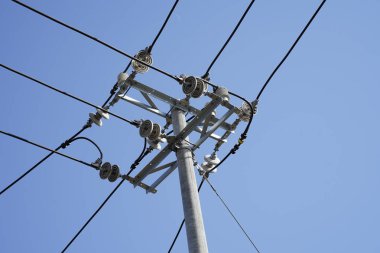 Açık hava güç yalıtıcısına yakın çekim ve telefon hattı aygıtı