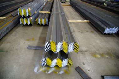 Yığılmış açı çeliği, çelik yapı iskeleti