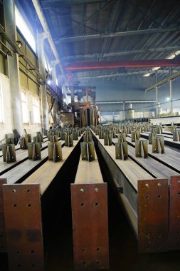 Ağır sanayi fabrikasında çelik yapı işleme