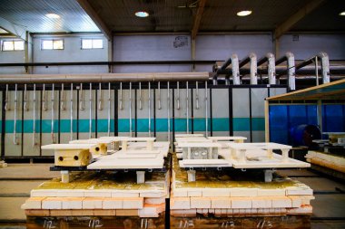 Seramik banyo üretim atölyesi montaj hattı