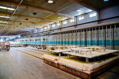 Seramik banyo üretim atölyesi montaj hattı