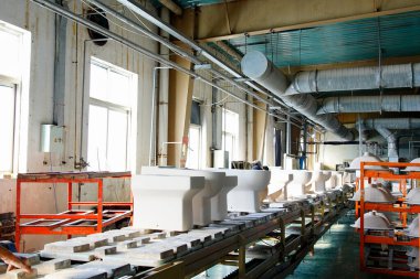 Seramik banyo üretim atölyesi montaj hattı