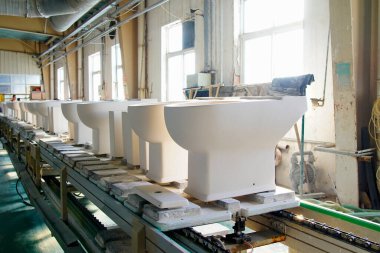 Seramik banyo üretim atölyesi montaj hattı