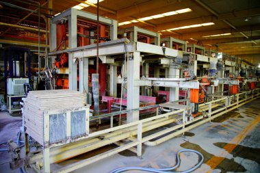 Endüstriyel fabrikanın otomatik üretim hattı seramidedir.