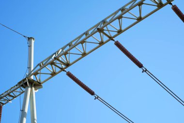 Pylon, yüksek voltajlı kule gökyüzü arka planı.