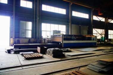 Çelik yapı atölyesindeki yay şekilli bileşenler ayrılmıştır ve kavisli çelik plakalar kubbeler ve kemerli köprüler gibi özel şekilli çelik yapıların çekirdek hammaddeleridir..