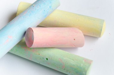 Beyaz renkli boya kalemi yere diğerleri yalancı bir arka plan