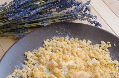 Un ve yumurta Eflatun kahverengi koyu plaka üzerinde ahşap arka plan yalan üzerinde damla