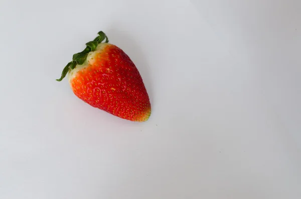 Enkele aardbei in platte weergave op grijze achtergrond — Stockfoto