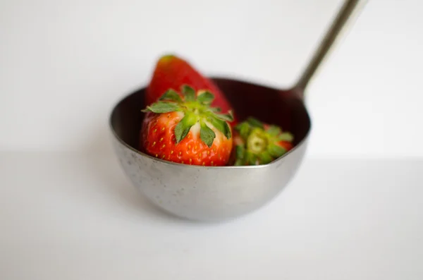 Drei Erdbeeren in Schöpfkelle (Löffel) in sehr weichem Fokus isoliert — Stockfoto