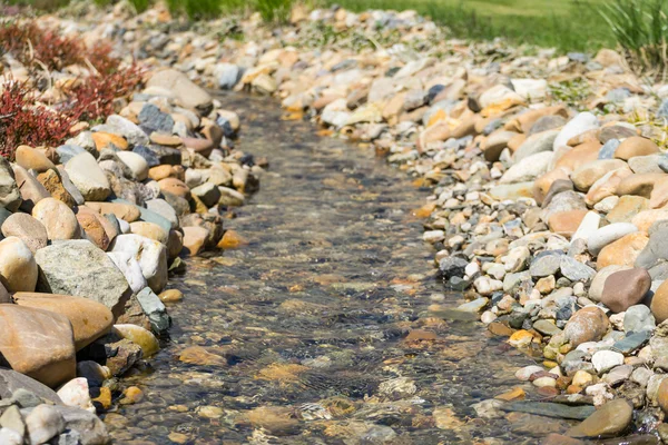 작은 진정 스트림. 바위에 의해 포위 하는 스트림. 소프트 포커스입니다. 작은 강 닫습니다. 돌과 바위와 스트림. — 스톡 사진