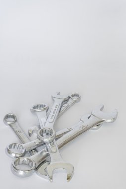 Gümüş metalik somun anahtarları, izole nesneleri kümesi. İngiliz anahtarları yığını / somun anahtarları. 