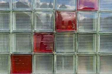 Cam ve arka plan (zemin) kare doku dört kırmızı kareler. 