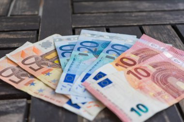 Euro banknot yığını. 10, 20 ve 50 euro banka notları ahşap arka plan üzerinde. Ahşap arka plan - çok yumuşak odak kağıt para. 