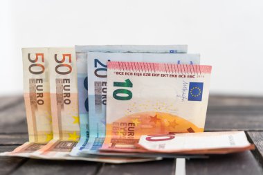 Euro banknot detay fotoğraf yığını. 10, 20 ve 50 euro banka notları ahşap arka plan üzerinde ayrıntı. Ahşap masa-yumuşak odak kağıt para. 