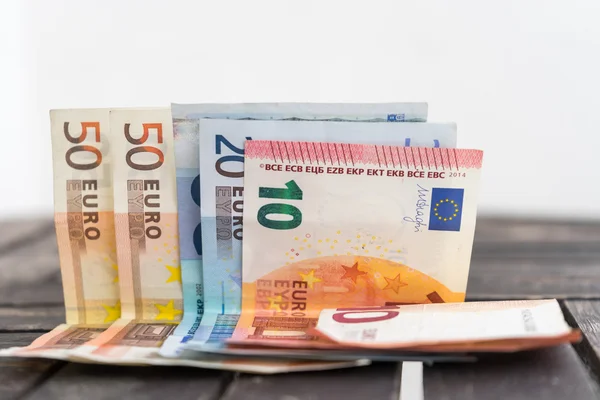 欧元纸币详细照片一堆。十、 二十和五十欧元纸币上木制的背景细节。纸币上木表软焦点. — 图库照片#