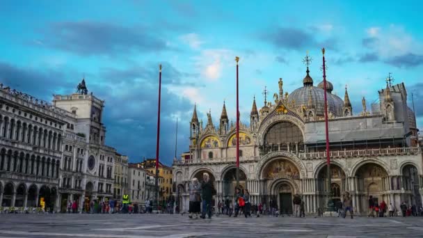 Venice, İtalya - 23 Mayıs 2016: bulutlar şafaktan önce günbatımı hareket ile Saint Mark's Bazilikası'nın önünde turistler, insanlar, yürüme ile St Mark's kare hızlandırılmış video. Piazza san Marco. — Stok video