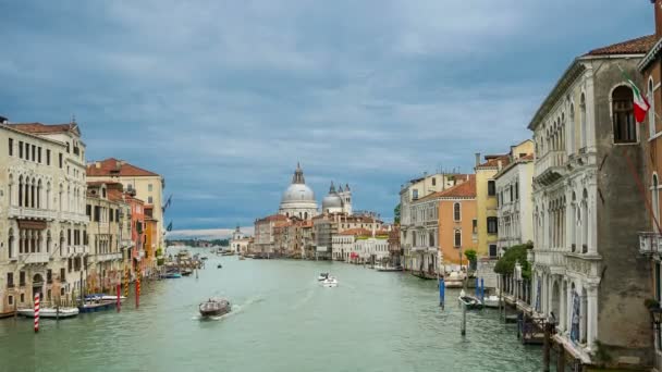 Venedig, Italien - 24 maj 2016: Venedig Canal Grande time-lapse med tät frakt transport, flytta moln och Basilica di Santa Maria della Salute inspelade från Ponte dell'Accademia. — Stockvideo