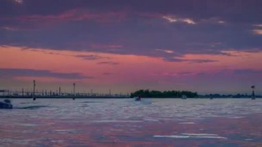 Venice, İtalya - 24 Mayıs 2016: Venice Via della Libertà Köprüsü, Isola san Secondo Adası ve deniz sırasında ve yoğun nakliye ve karayolu taşımacılığı ile güneş battıktan sonra hızlandırılmış. Şafak deniz, köprü ve ada ile hızlandırılmış.