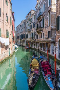 İki bağlantılı gondol Venedik. Venice kanalı ile bağlantılı gond