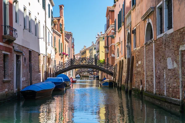 Canal de Venecia con puente y antiguos edificios de ladrillo. Barcos anclados — Foto de Stock