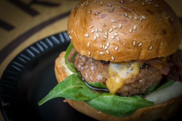 Sığır eti burger çedar (çizburger) ile detay siyah plaka üzerinde daha güçlü skeç ile. 