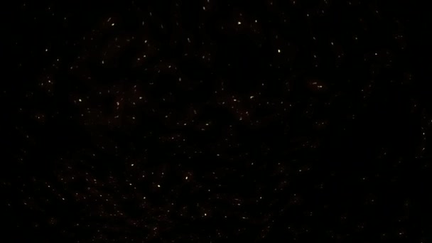 Vidéo de la chute scintille. Rouge petites particules brillantes tombant comme le résultat d'une explosion de feu .
