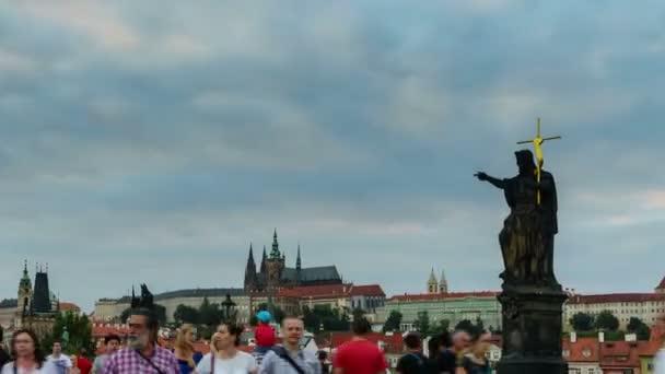 PRAGUE, REPÚBLICA CHECA - 23 de agosto de 2016: Movendo vídeo time-lapse da ponte Charles e do castelo de Praga durante o pôr do sol escondido atrás de nuvens densas. Lote de pessoas desfocadas 4K vídeo time-lapse . — Vídeo de Stock