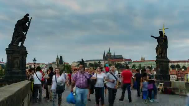 Praha, Česká republika - 23. srpna 2016: časosběrné video na Karlův most a Pražský hrad v západu slunce skryté za husté mraky. Spousta rozmazané lidí 4k time-lapse videa. — Stock video