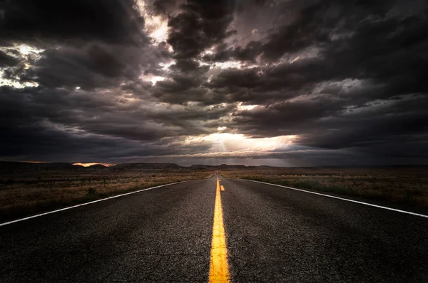 Opustoszona Asfaltowa Droga Żółtą Linią Prowadzącą Dramatycznego Zachodu Słońca Horyzoncie — Zdjęcie stockowe