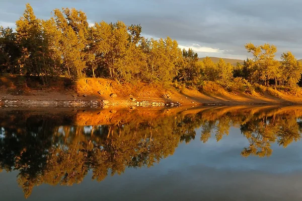 Reflejo Orilla Lago Con Sombras Luz Tarde —  Fotos de Stock