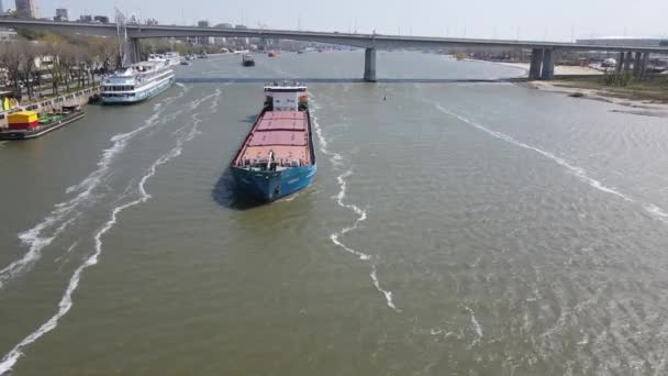 Egy Drónon Lógunk Levegőben Alulról Hajó Halad Folyó Mentén — Stock videók