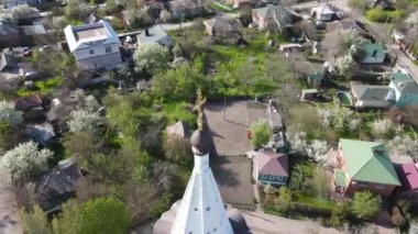 Hristiyan kilisesinin çarmıhının etrafında şehri gören bir dronun etrafında daireler çiziyoruz.