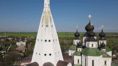 Hristiyan Kilisesi 'ne tepeden bakan bir İHA' yla gökyüzüne uç.