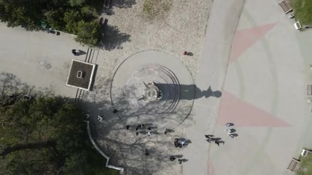 Cima Drone Estátua Pessoas Pequenas Baixo — Vídeo de Stock