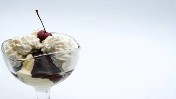 Ice Cream Glass Poured Chocolate Cherry Berry — Foto de Stock