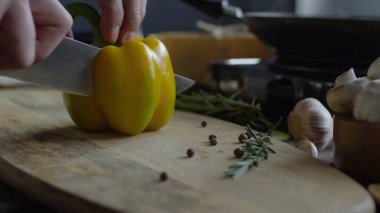 Sarı biberi biber ve sarımsakla kes.